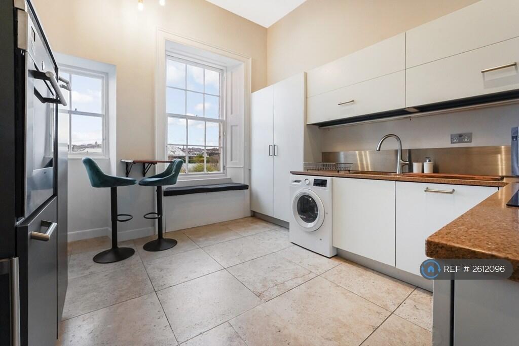 Kitchen With Breakfast Bar - View Of Castle