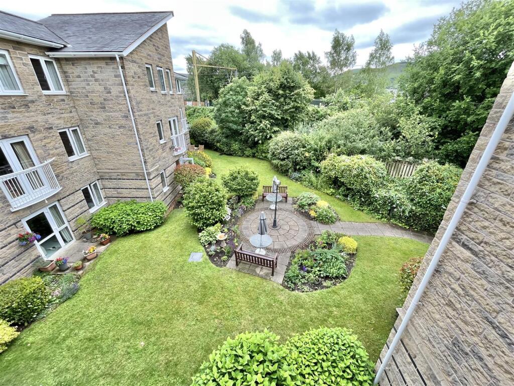 Communal Gardens &amp; Parking