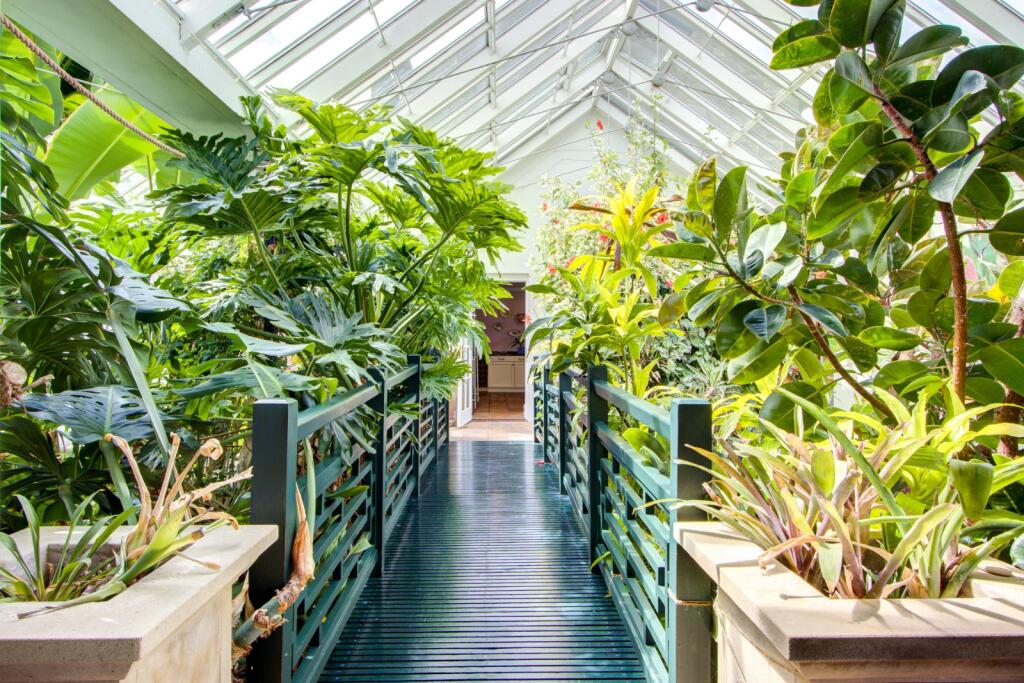 Tropical Garden Room