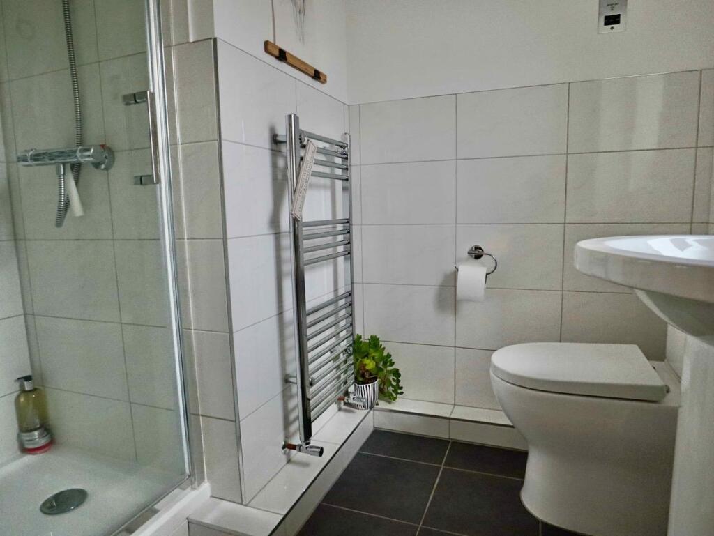En Suite Shower (rear)