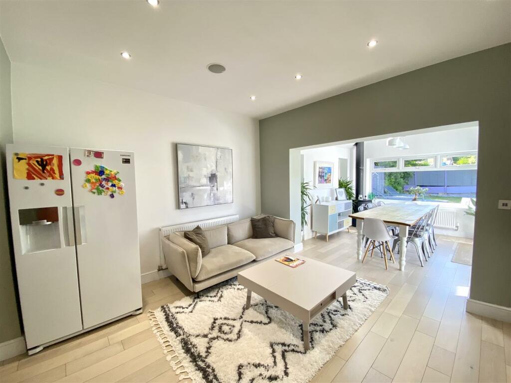 KICHEN/FAMILY DINING ROOM