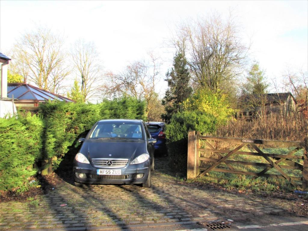 StablesMedDriveway.JPG