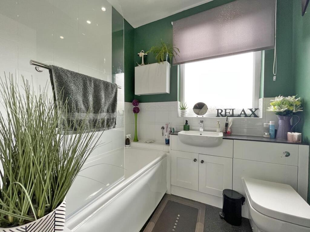 Cross Park Road 23 - Bathroom.jpg