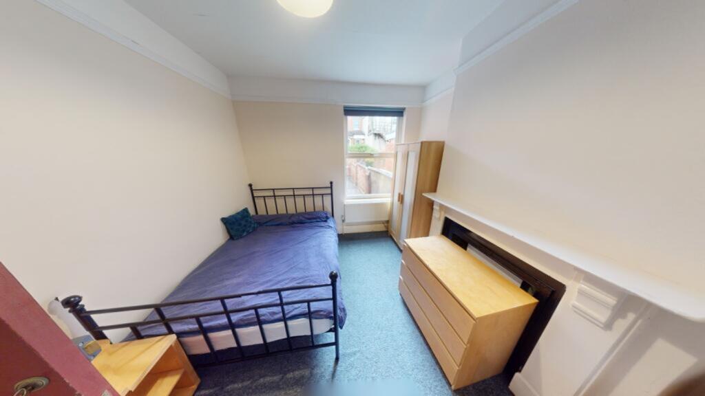 A bright and tidy double bedroom, perfect for s...