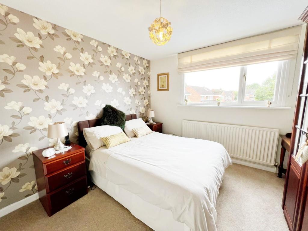 Bedroom 1 pic 2.jpg