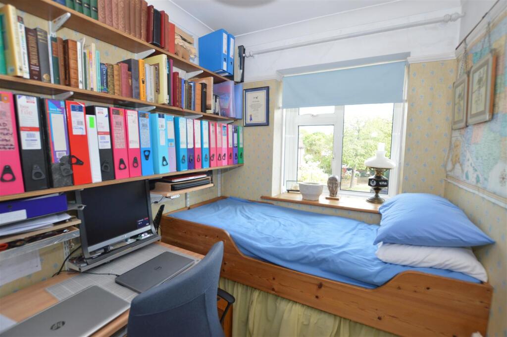 29 Old Manor Drive Bed 3.JPG