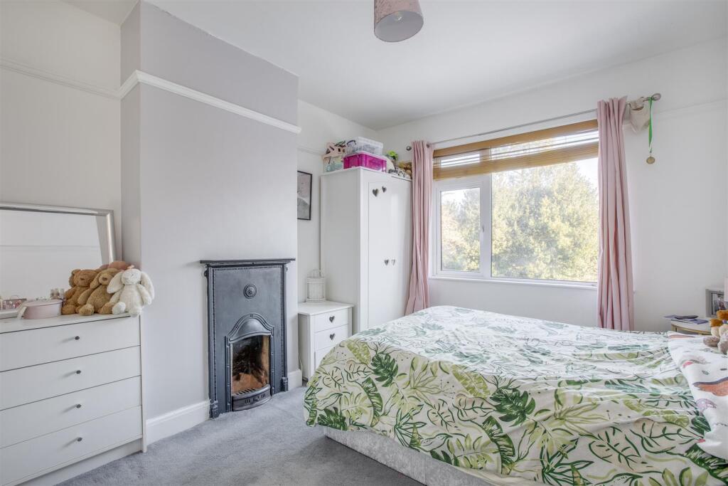 6 The Crescent, HP13 6JY-2.jpg