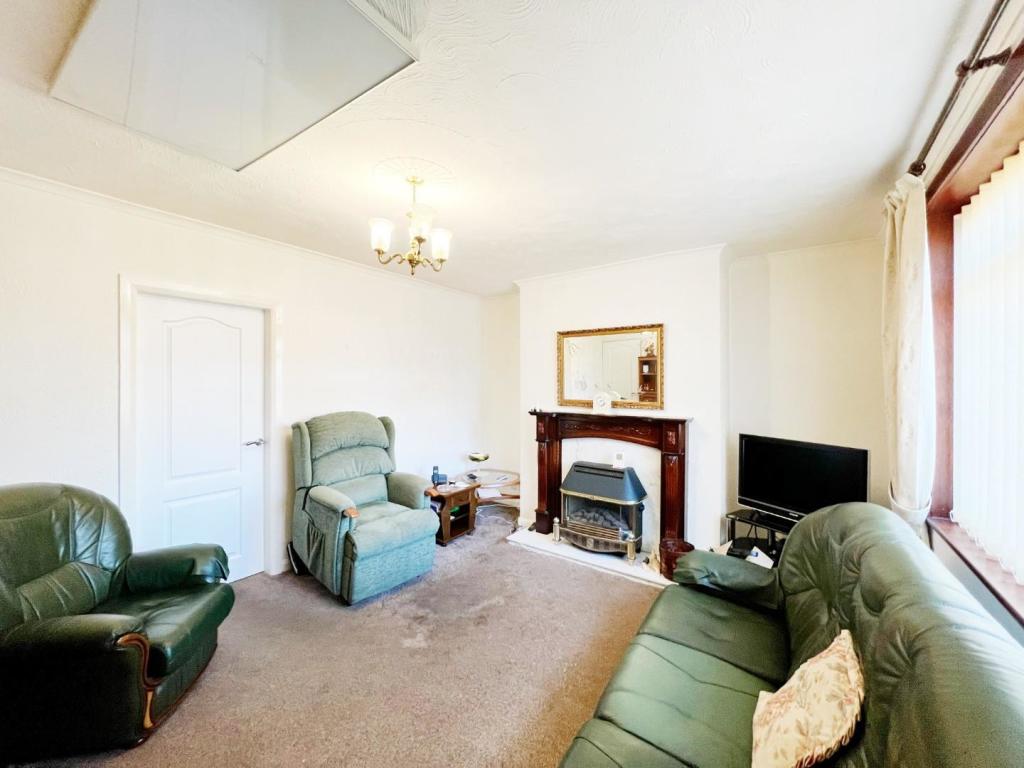 Lounge pic 2.jpg