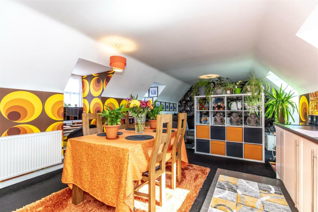 KITCHEN &amp; DINING ROOM/LOUNGE AREA
