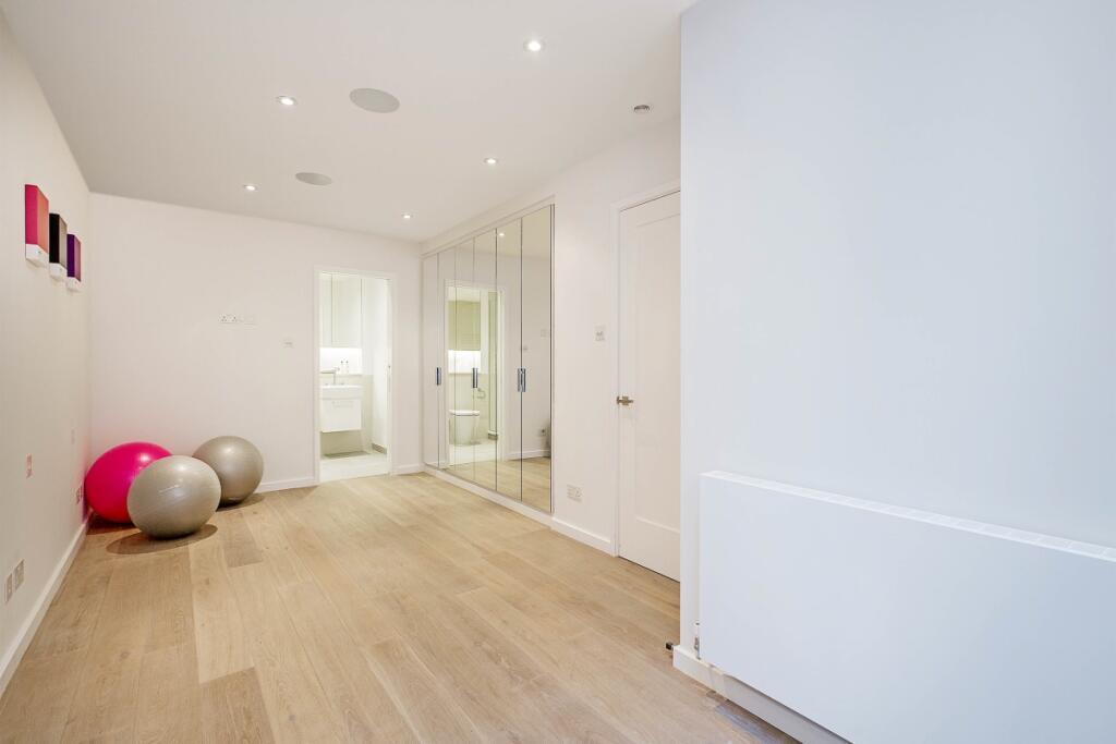 KFH-16 Queens Mew...