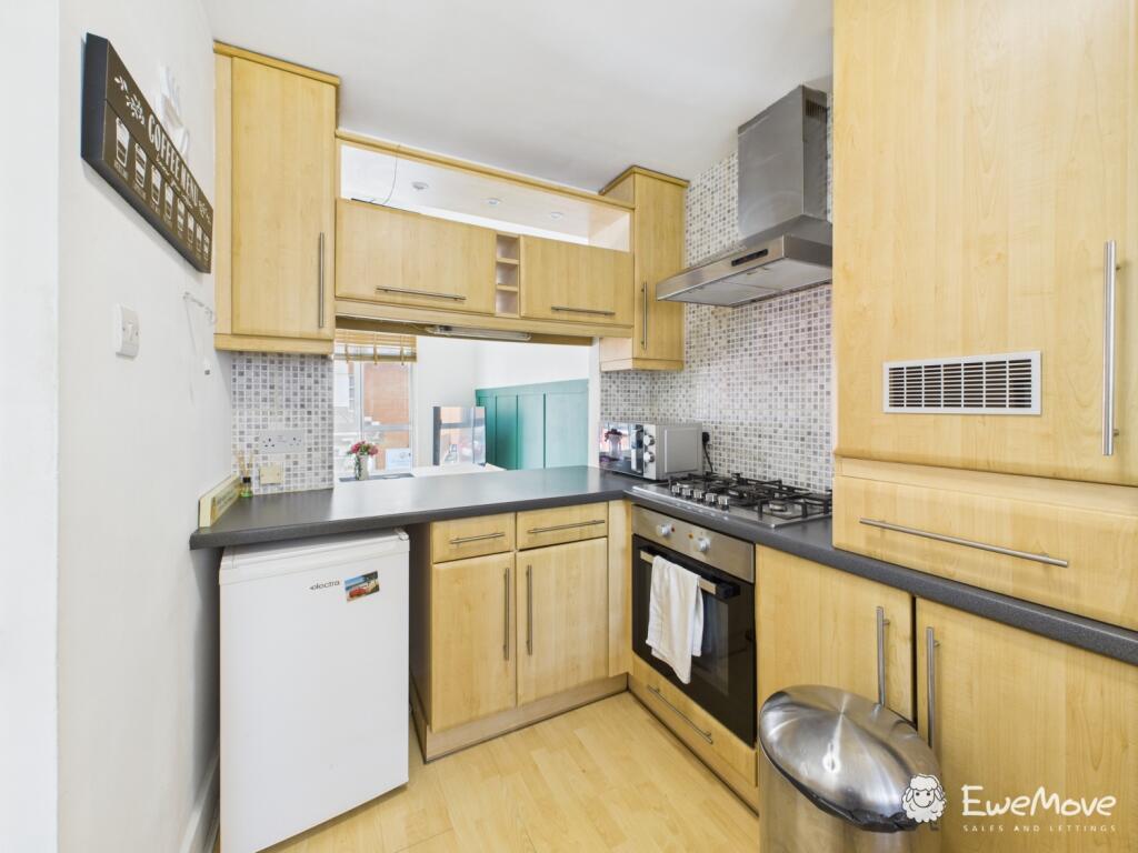 CAM02877G0-PR0093-STILL009