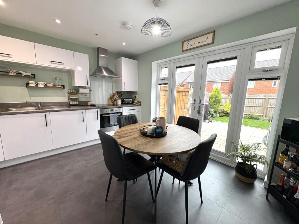 KITCHEN/DINING ROOM