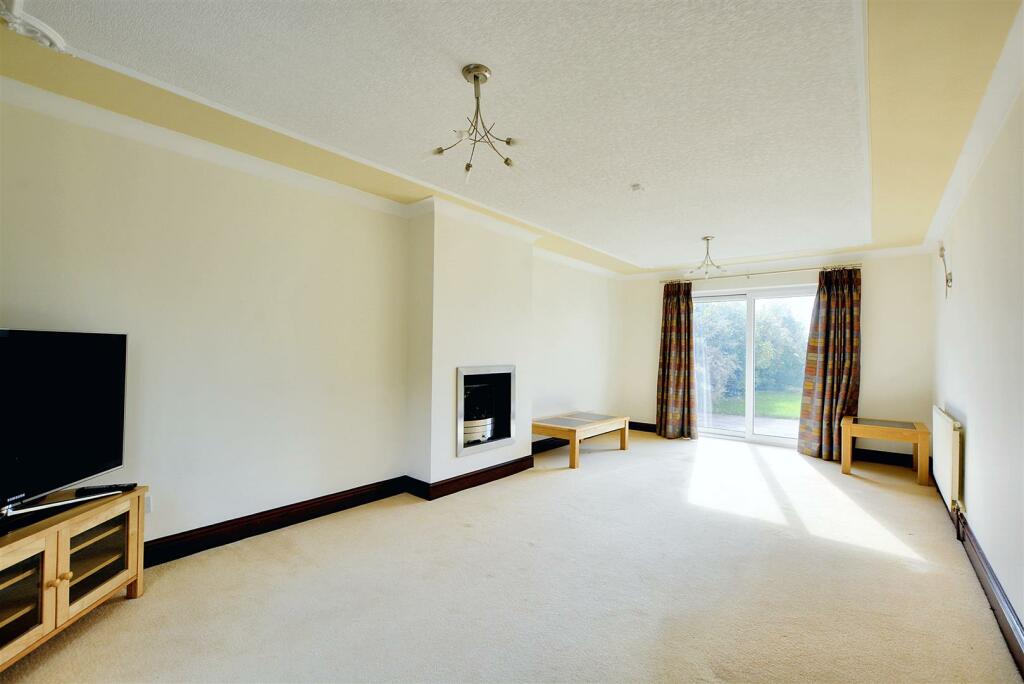 DUAL ASPECT LIVING ROOM