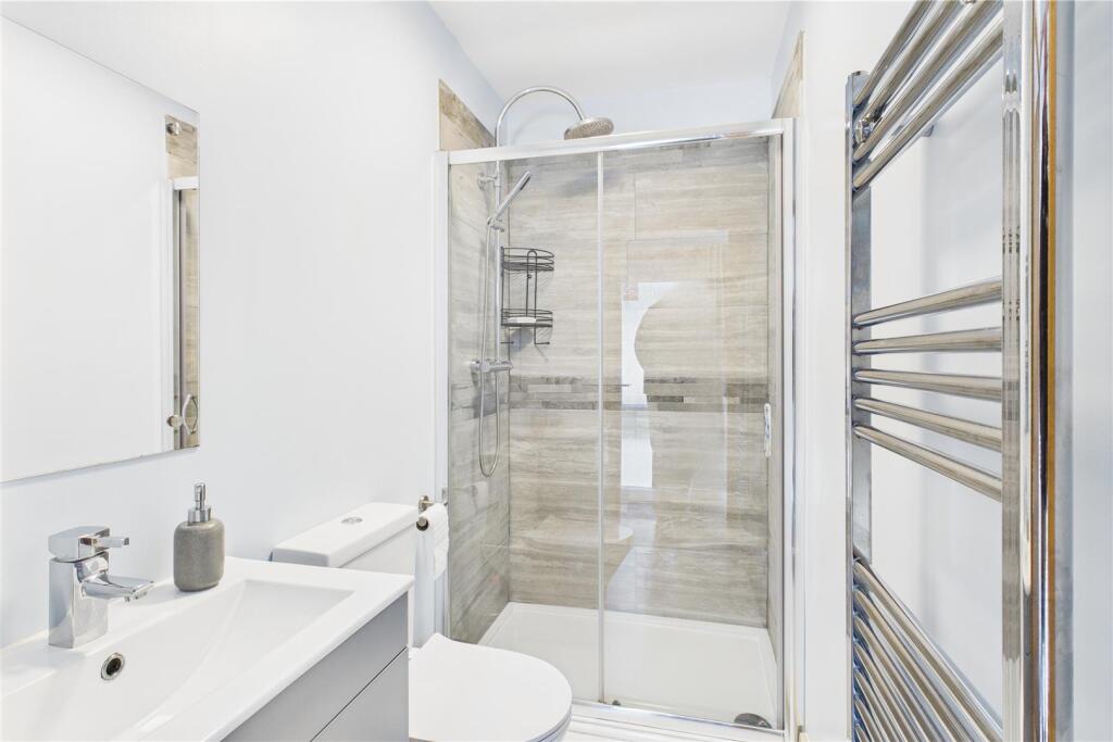 Annexe Shower Room.jpg