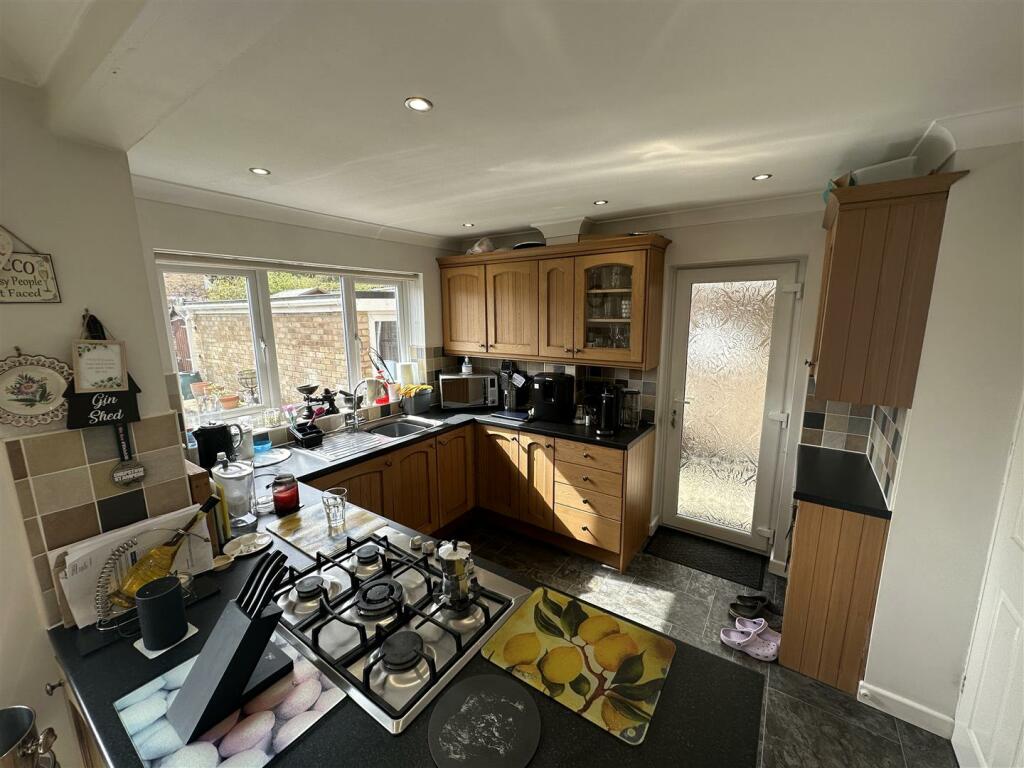 KITCHEN/DINING ROOM
