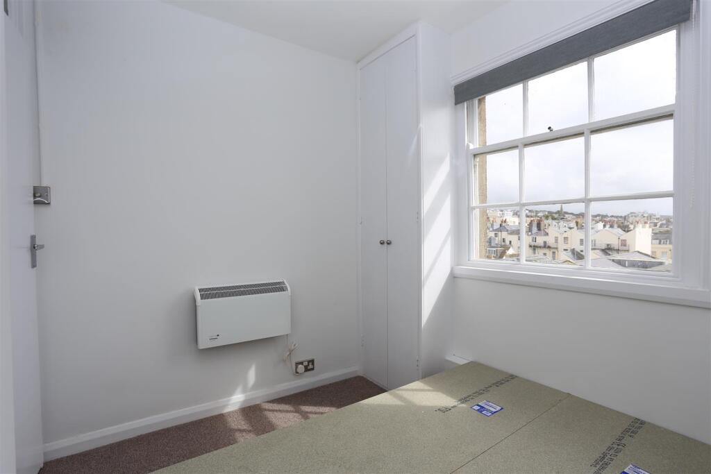 8, 19 Brunswick Square Bed.JPG