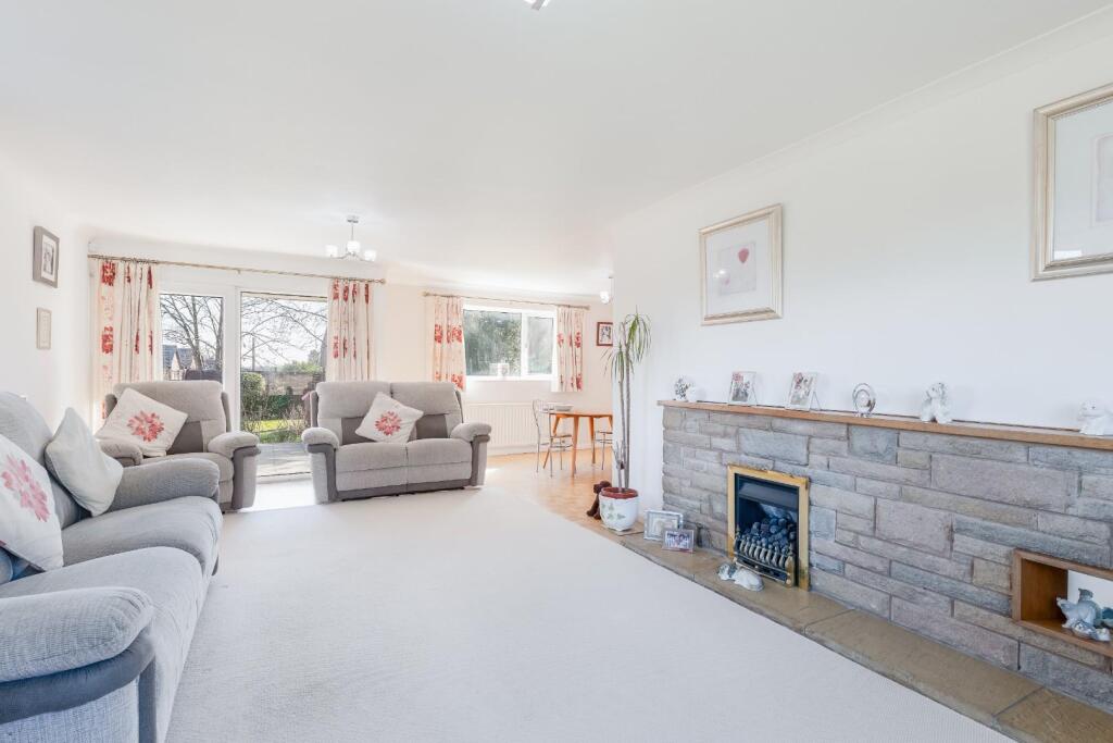 SPACIOUS LOUNGE/DINING ROOM