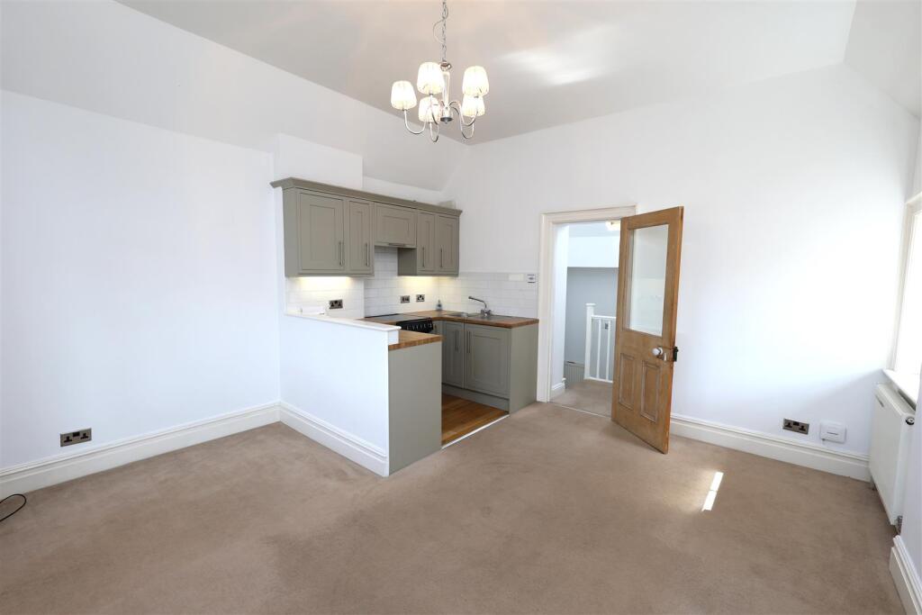 RECEPTION / KITCHEN