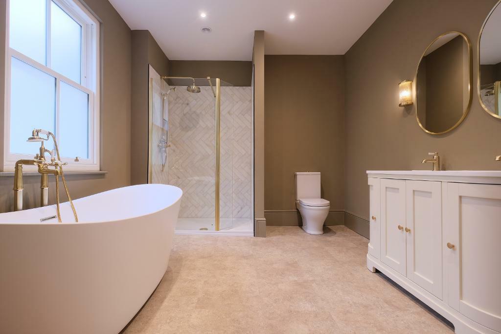 Elegant en suite bathroom