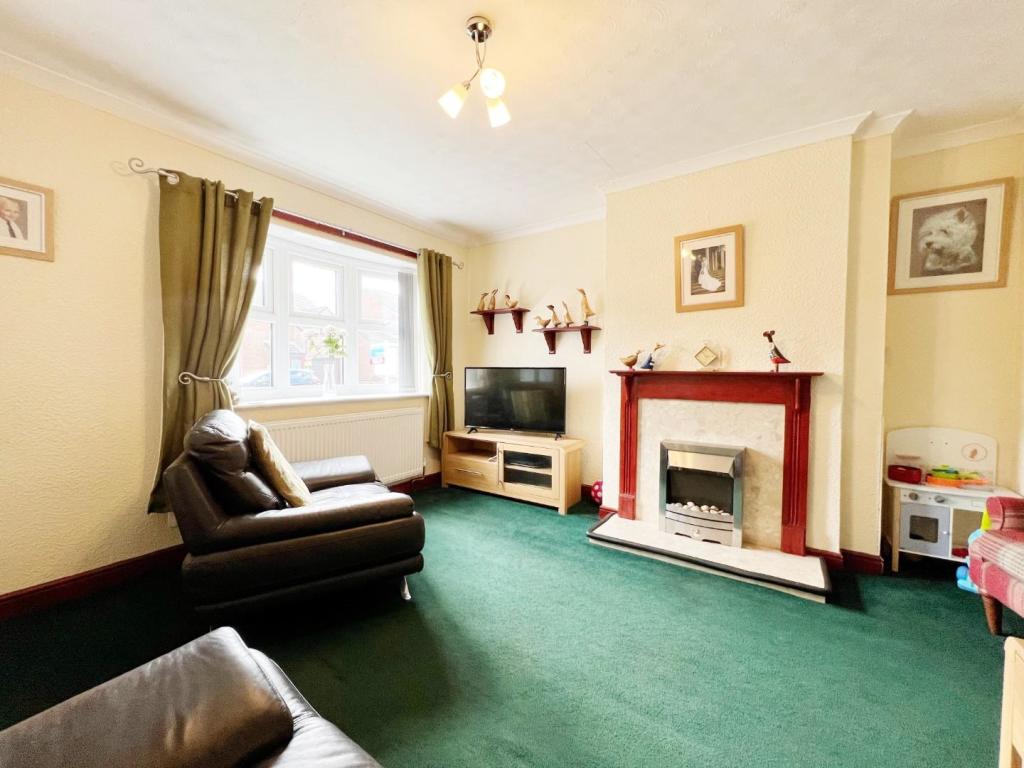 Lounge pic 3.jpg
