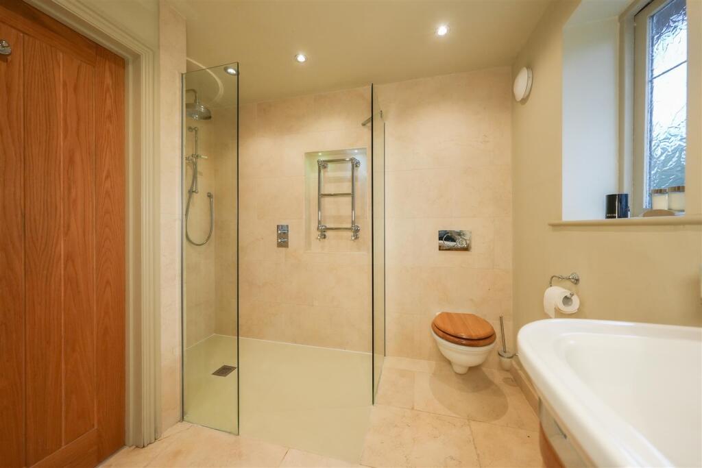 EN-SUITE BATHROOM