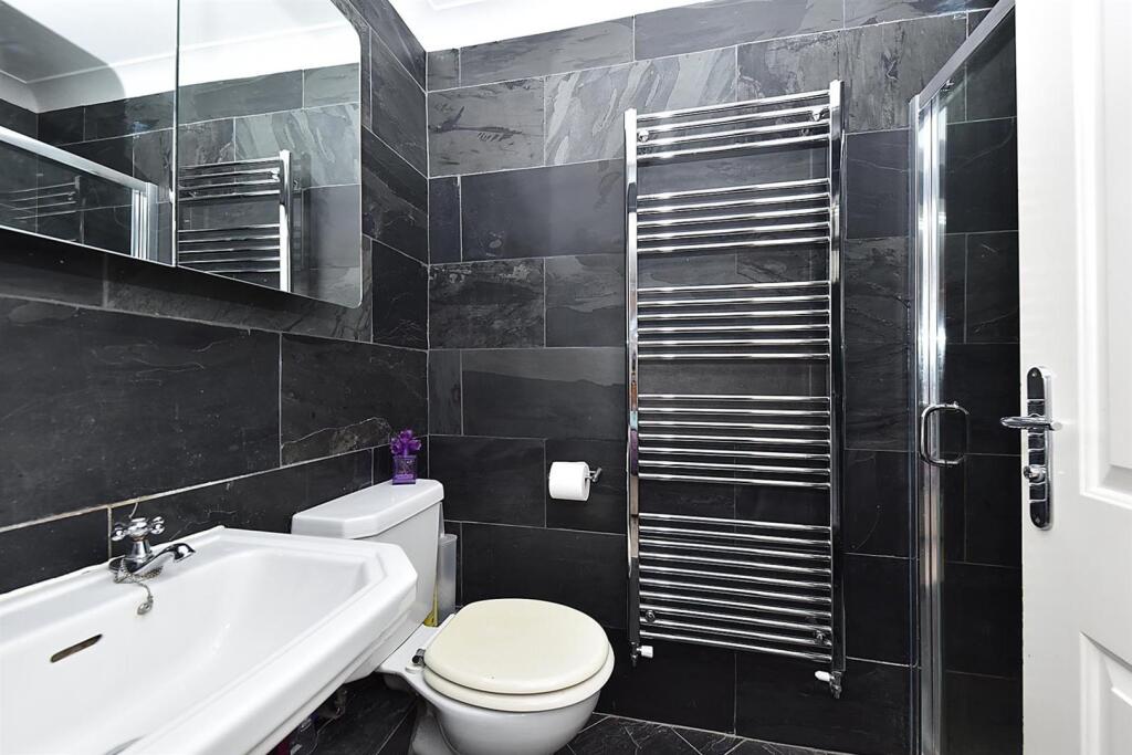 EN-SUITE SHOWER ROOM
