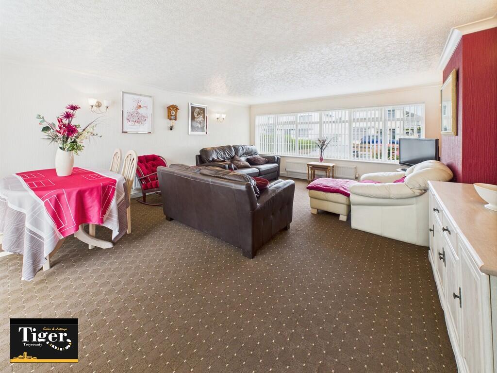 CAM02176G0-PR0611...