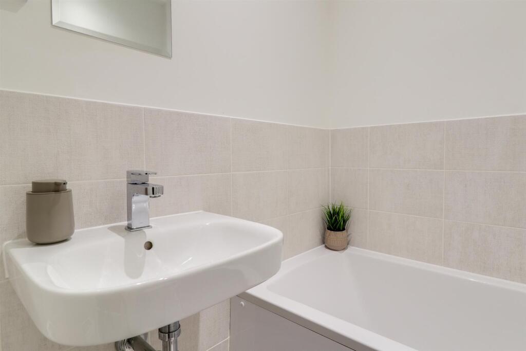 Bathroom3.jpg