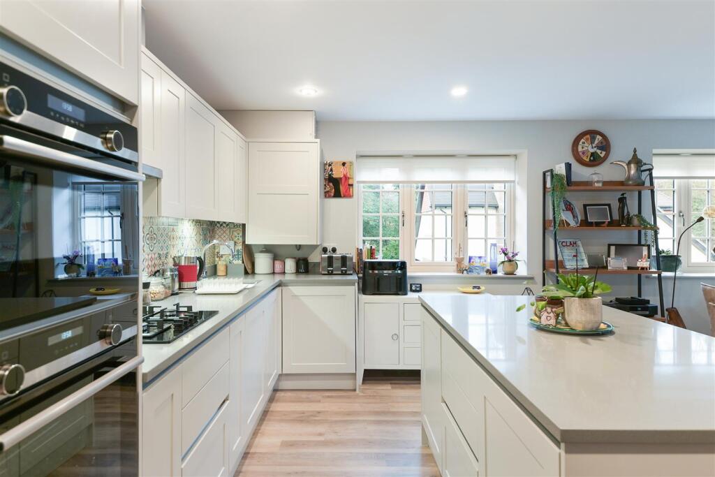 DE CLARE COURT (8).jpg