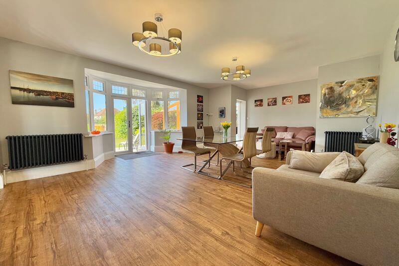 31' Kitchen/Breakfast/Family Room