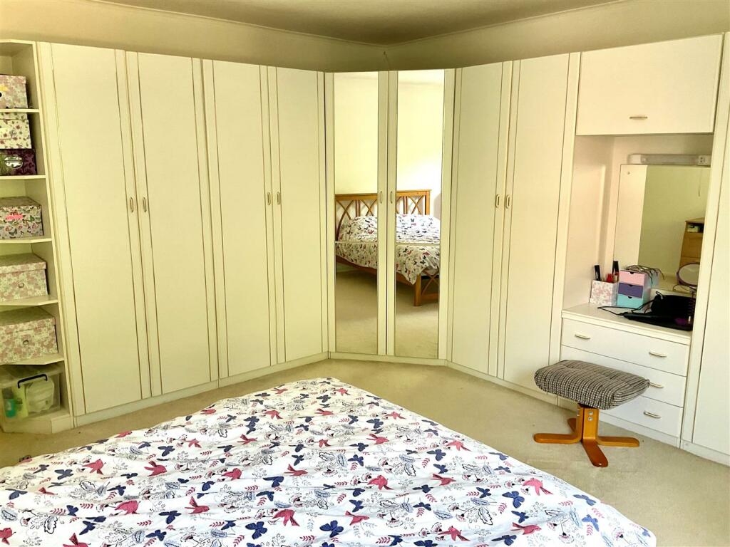 Bedroom 1 pic2.jpg