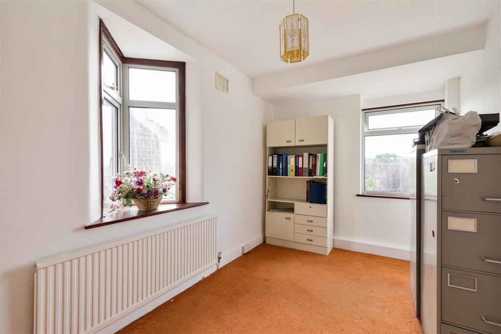 The Avenue E4