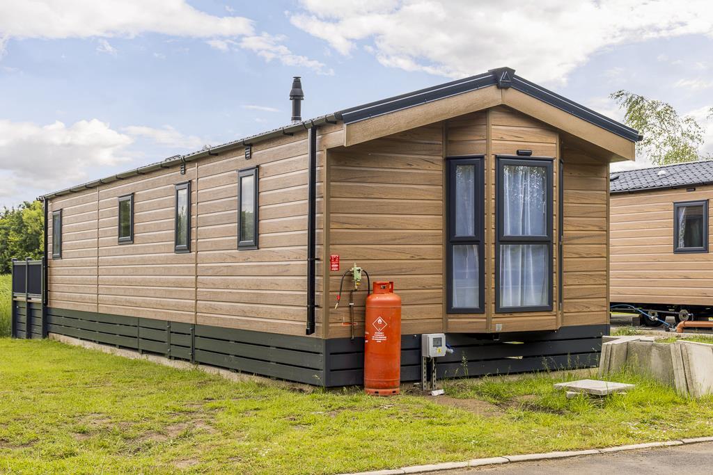 Swan Lake Country Park (Swineshead) Cabin 2-3.jpg