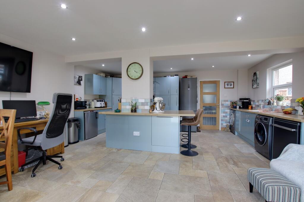 KITCHEN/DINER/FAMILY ROOM