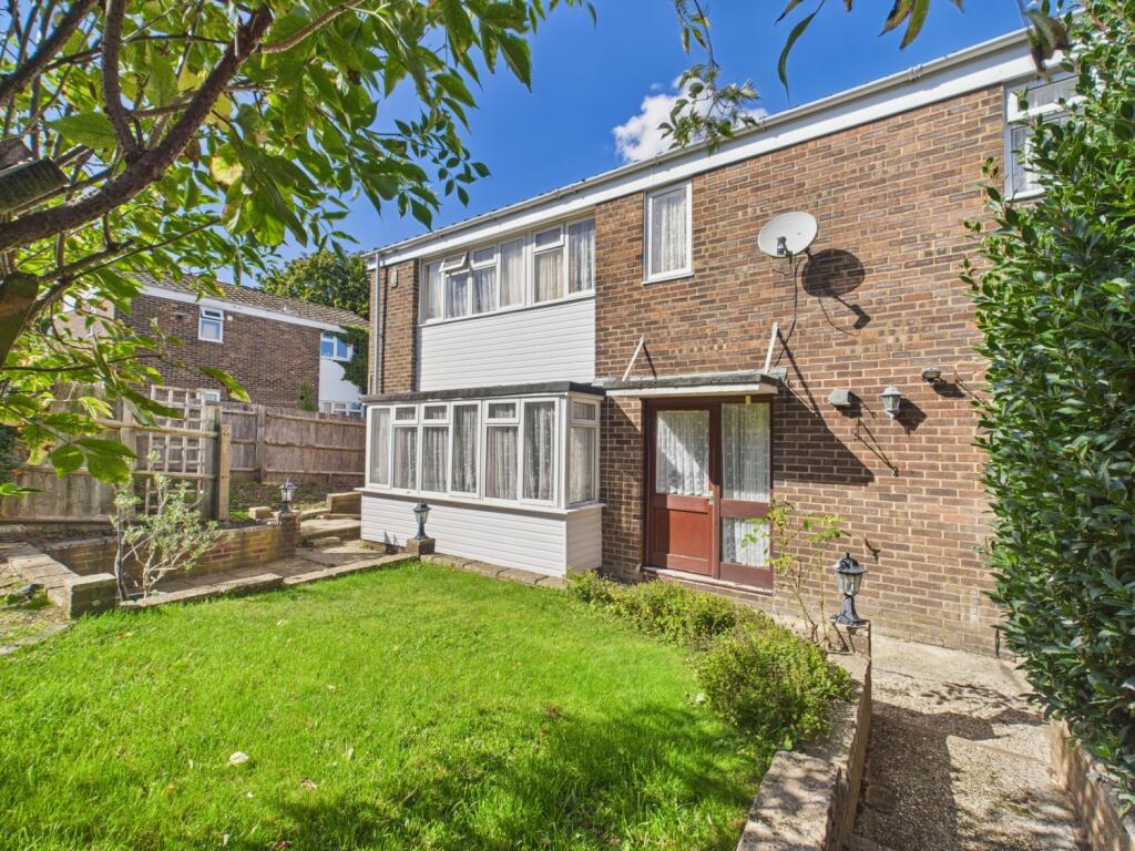 EweMove Basingstoke Estate Agents - Cleveland Clos