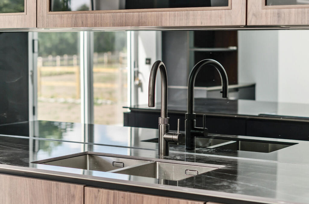 1295998-4-6830415...