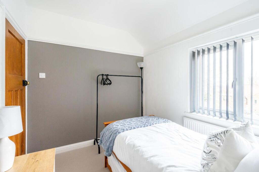 14 chestnut grove-17.jpg