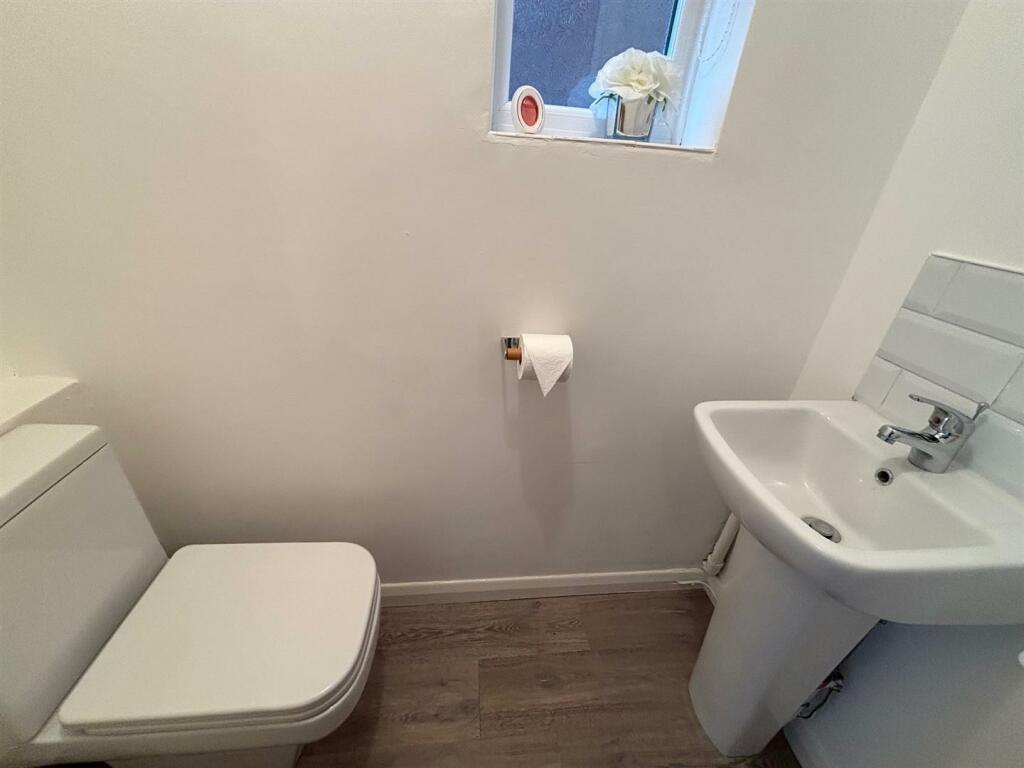 Guest's Cloak Room/WC