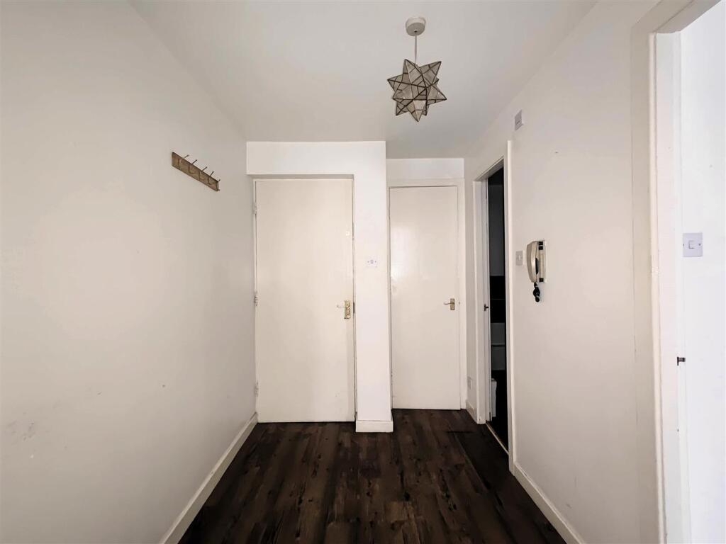 HALLWAY / ENTRANCE