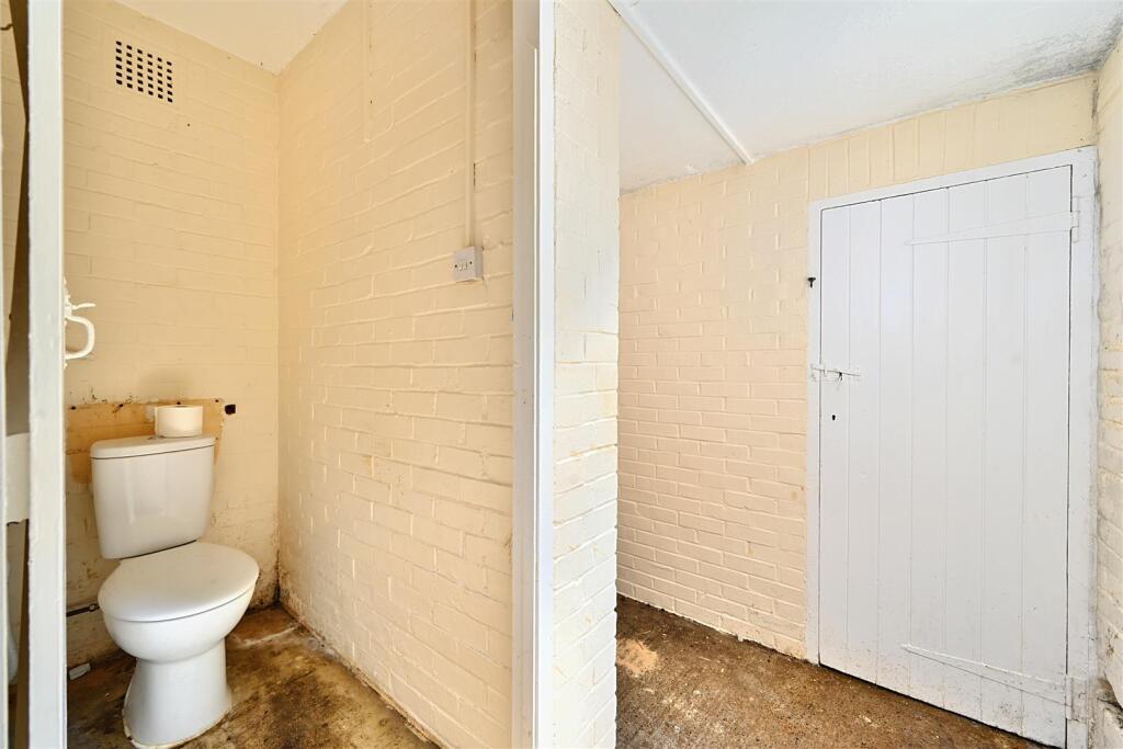 35 Highdown, Southwick, BN41 (8).jpg