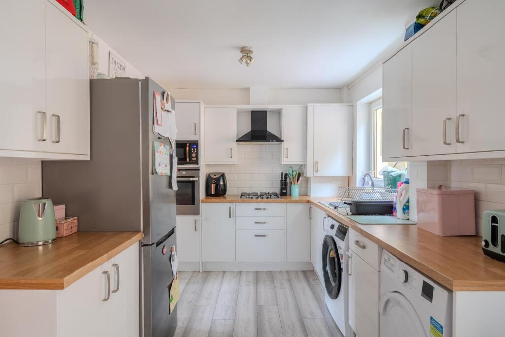 14 Neath Court-9.jpg