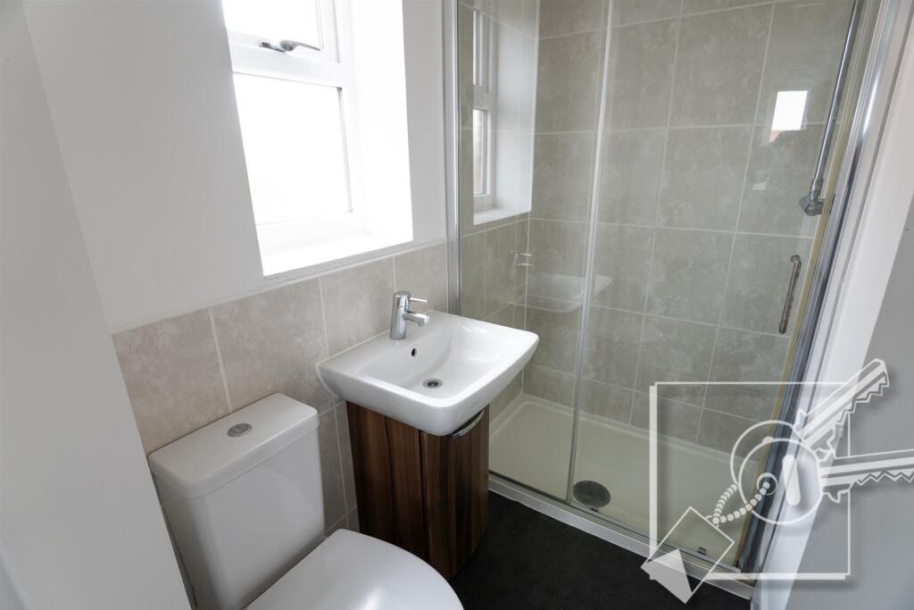EN-SUITE SHOWER ROOM: