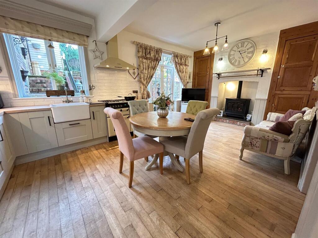 kitchen 2.jpg