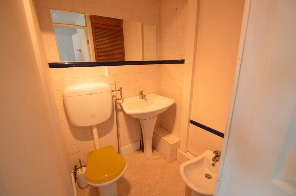 27a Head Street ensuite toilet and bidet.JPG