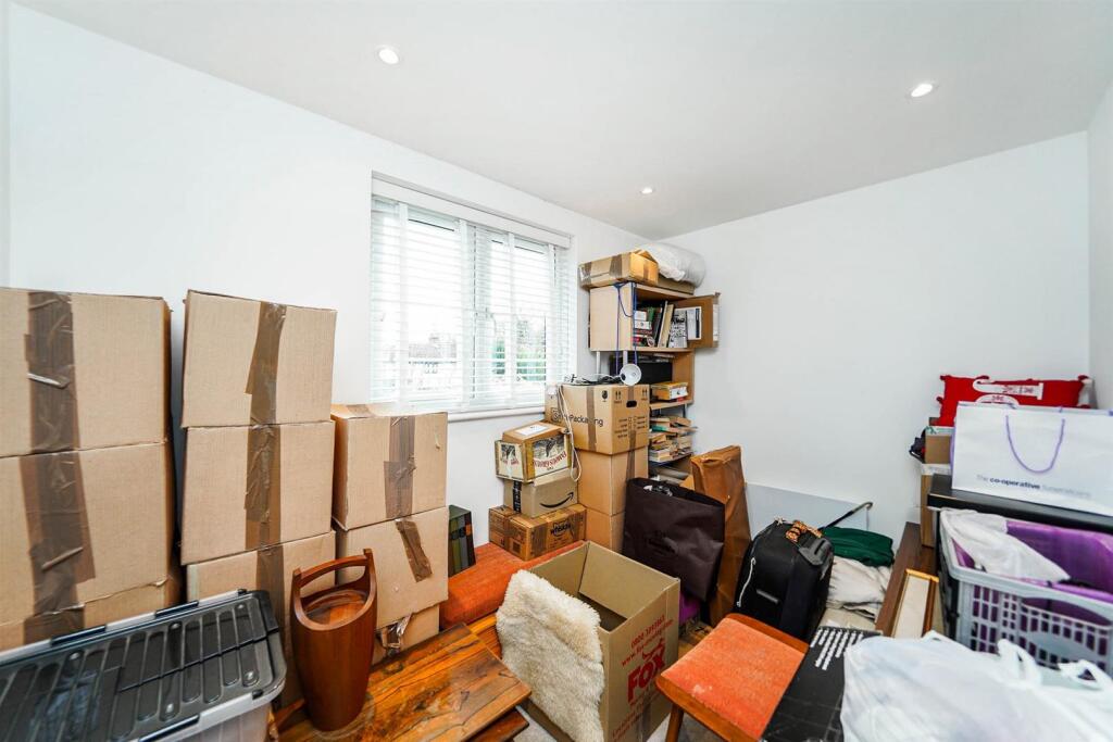 21 Ashingdon Close-7_web.jpg
