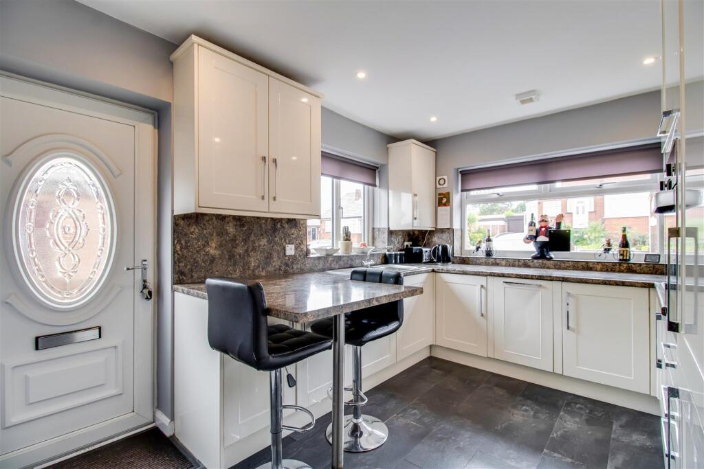 KITCHEN/BREAKFAST ROOM