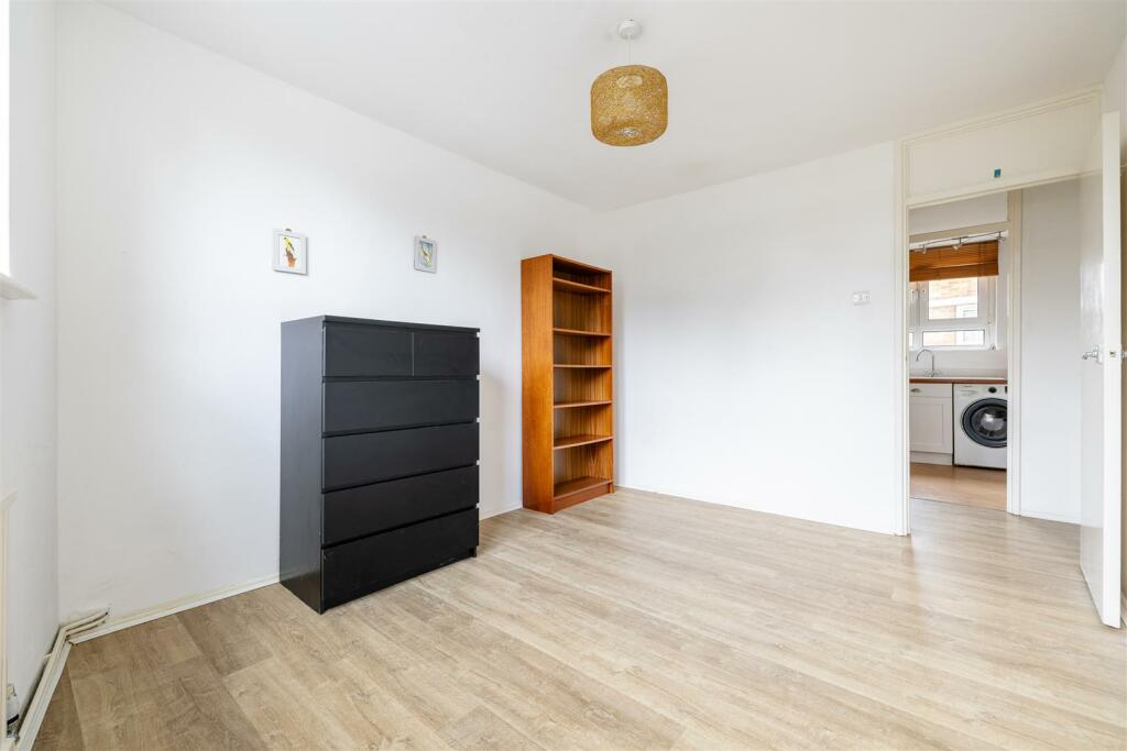 Brading Crescent E11