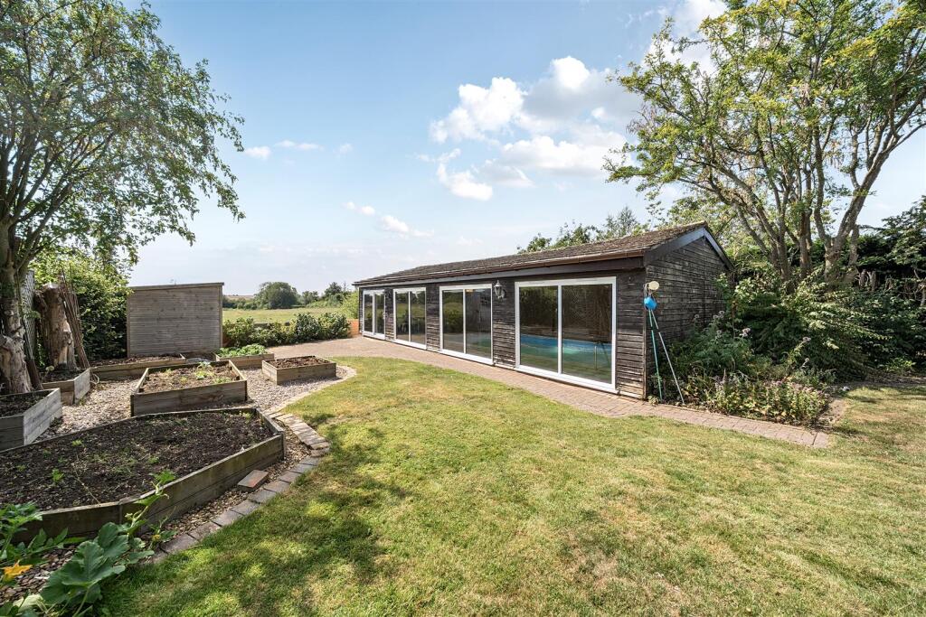 25 Bradden Road, Greens Norton (12).JPG