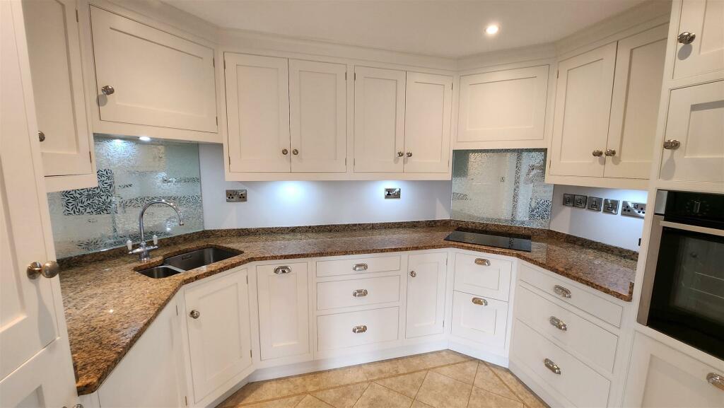 19 Middleton Woods - Kitchen.jpg