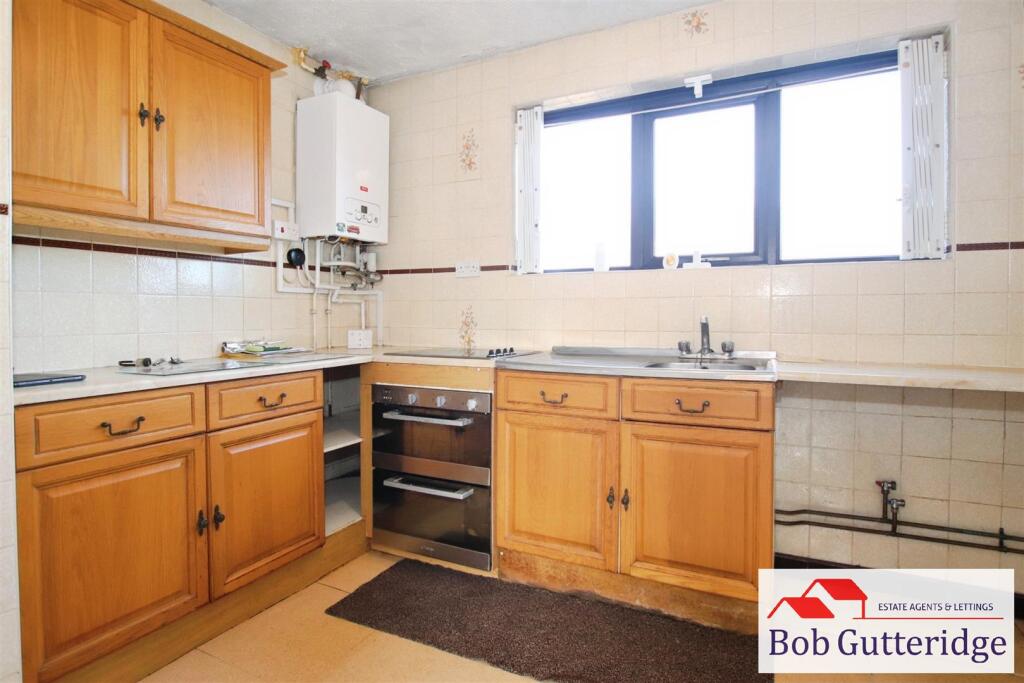 FITTED KITCHEN